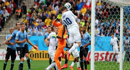 صيد المونديال.. عارضة روني واصابة مفزعة وافراح سواريز وحضور إبرا في لقطات الأوروجواي وانجلترا 